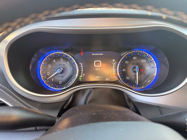 Used 2021 Chrysler Pacifica Touring w/ Uconnect Theater Family Group FWD image 9