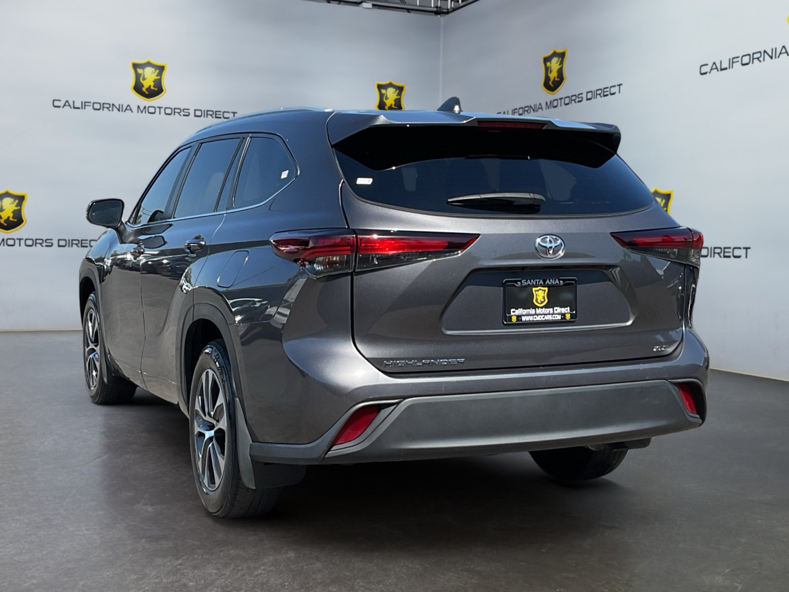 Used 2024 Toyota Highlander XLE FWD image 7