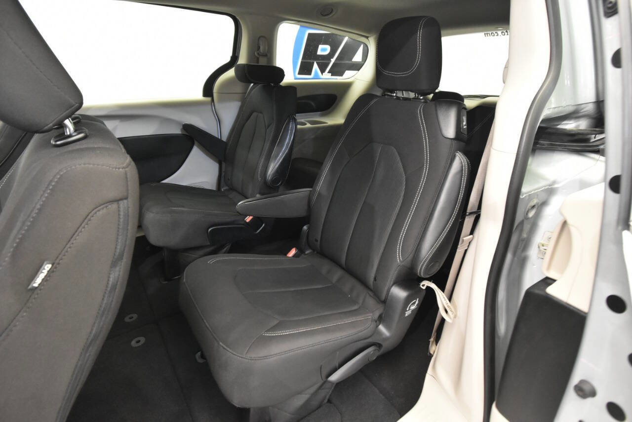 Used 2023 Chrysler Voyager LX FWD image 13