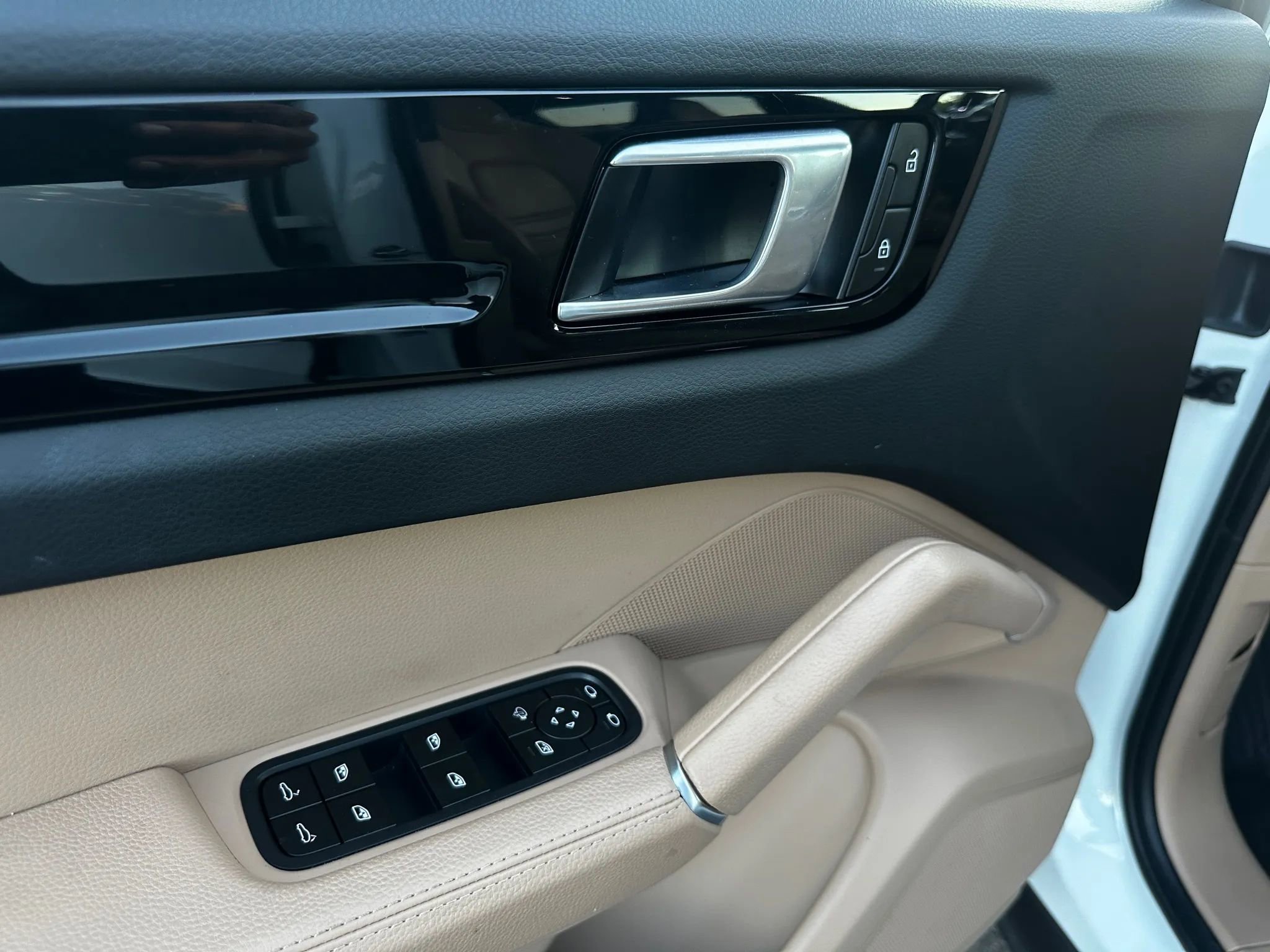 Used 2022 Porsche Cayenne Sport Utility 4D image 16