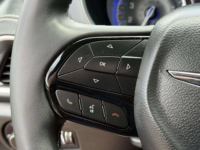 Used 2025 Chrysler Pacifica Limited FWD image 20