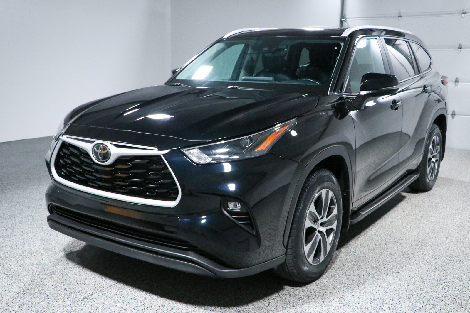 Used 2023 Toyota Highlander XLE AWD/4WD image 35