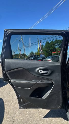 Used 2015 Jeep Cherokee Latitude w/ Comfort/Convenience Group AWD/4WD image 13