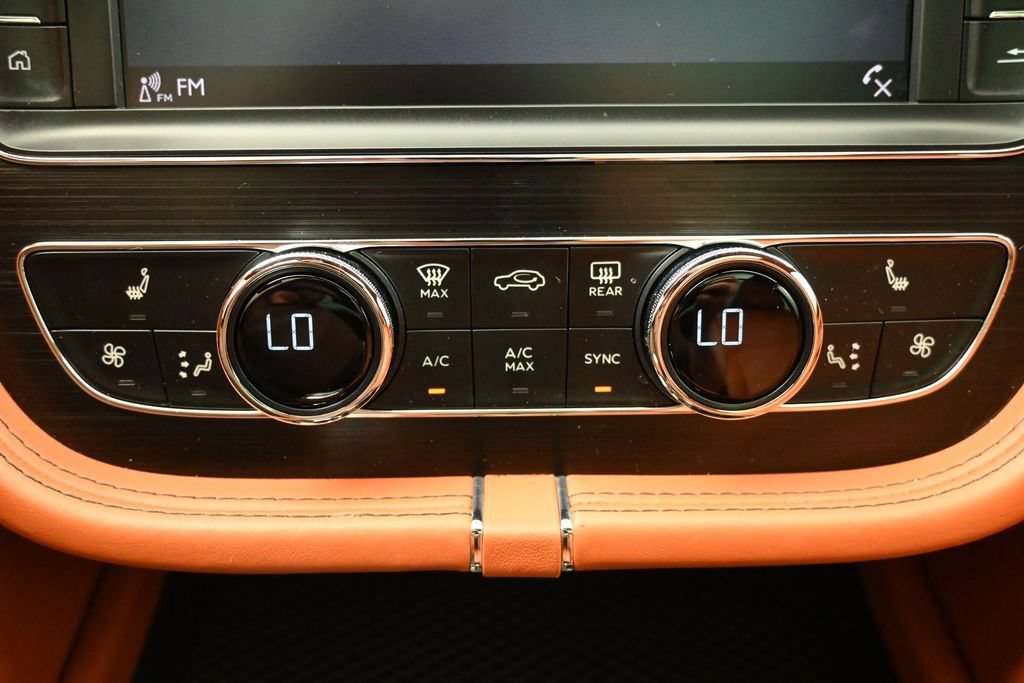 Used 2019 Bentley Bentayga AWD/4WD image 17