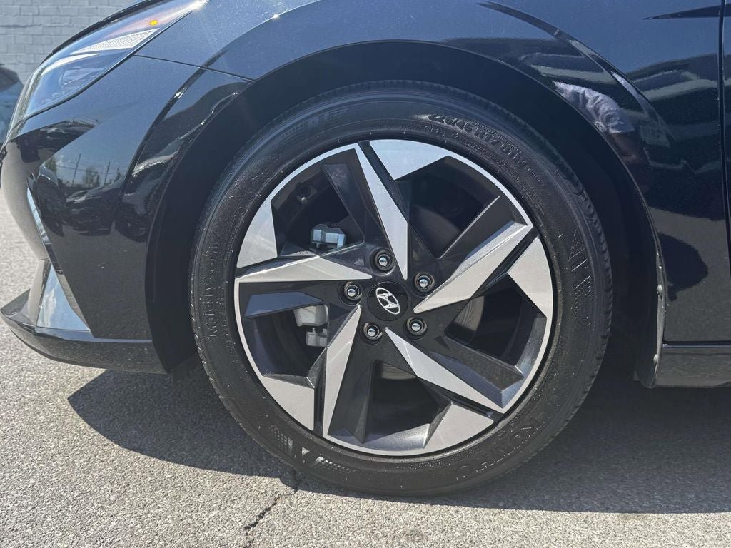Used 2023 Hyundai Elantra Limited w/ Preferred Accessory Package FWD image 9