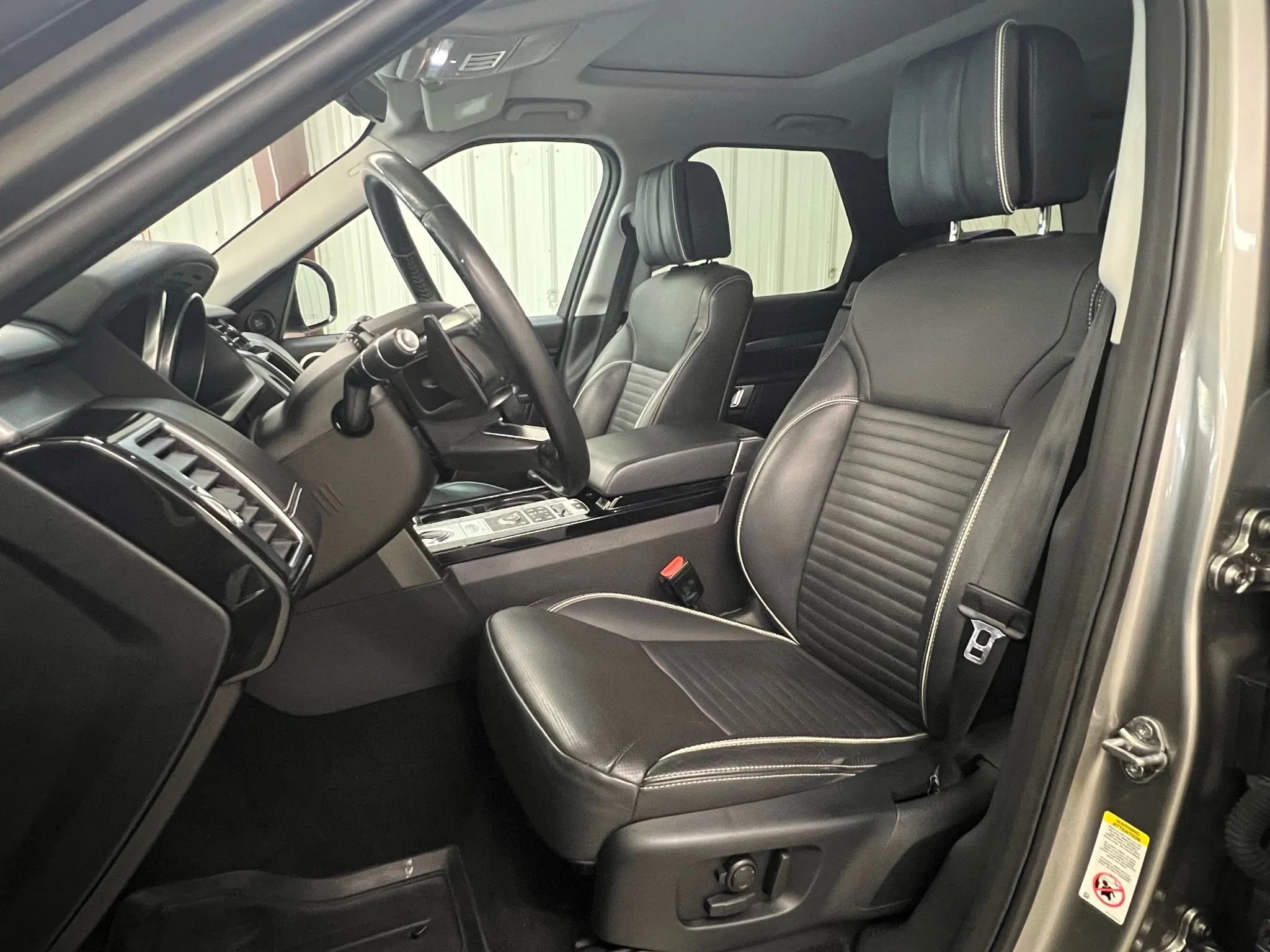 Used 2017 Land Rover Discovery First Edition image 3