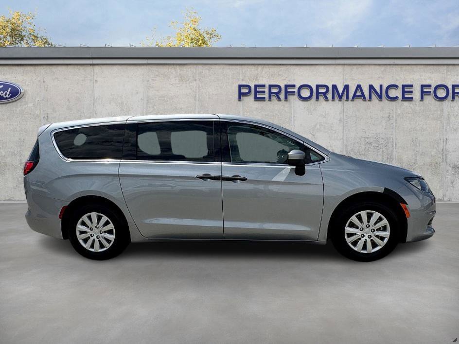 Used 2020 Chrysler Voyager L image 6