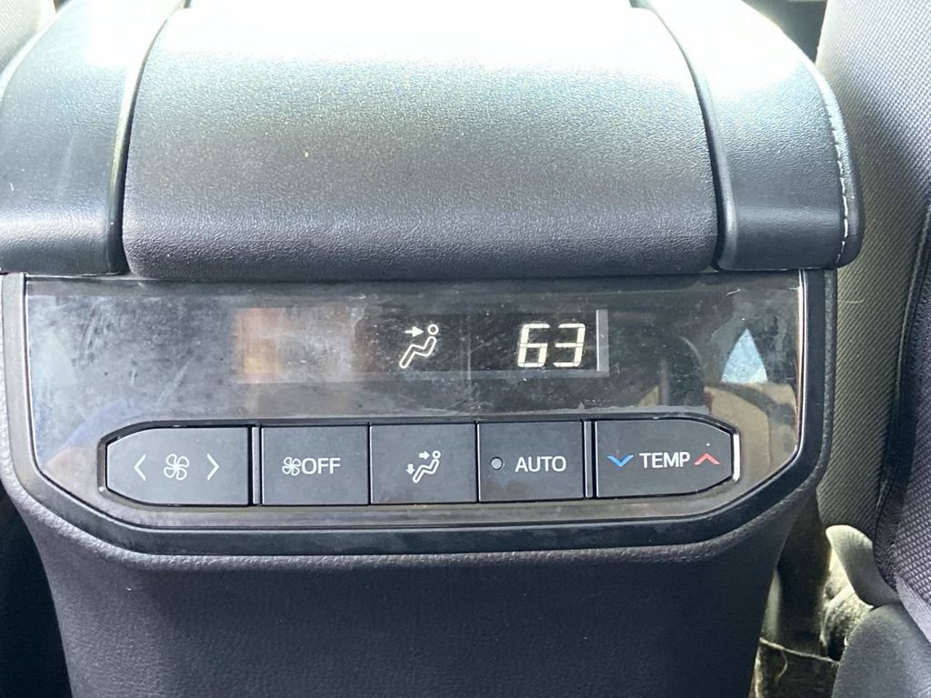 Used 2023 Toyota Highlander LE FWD image 19
