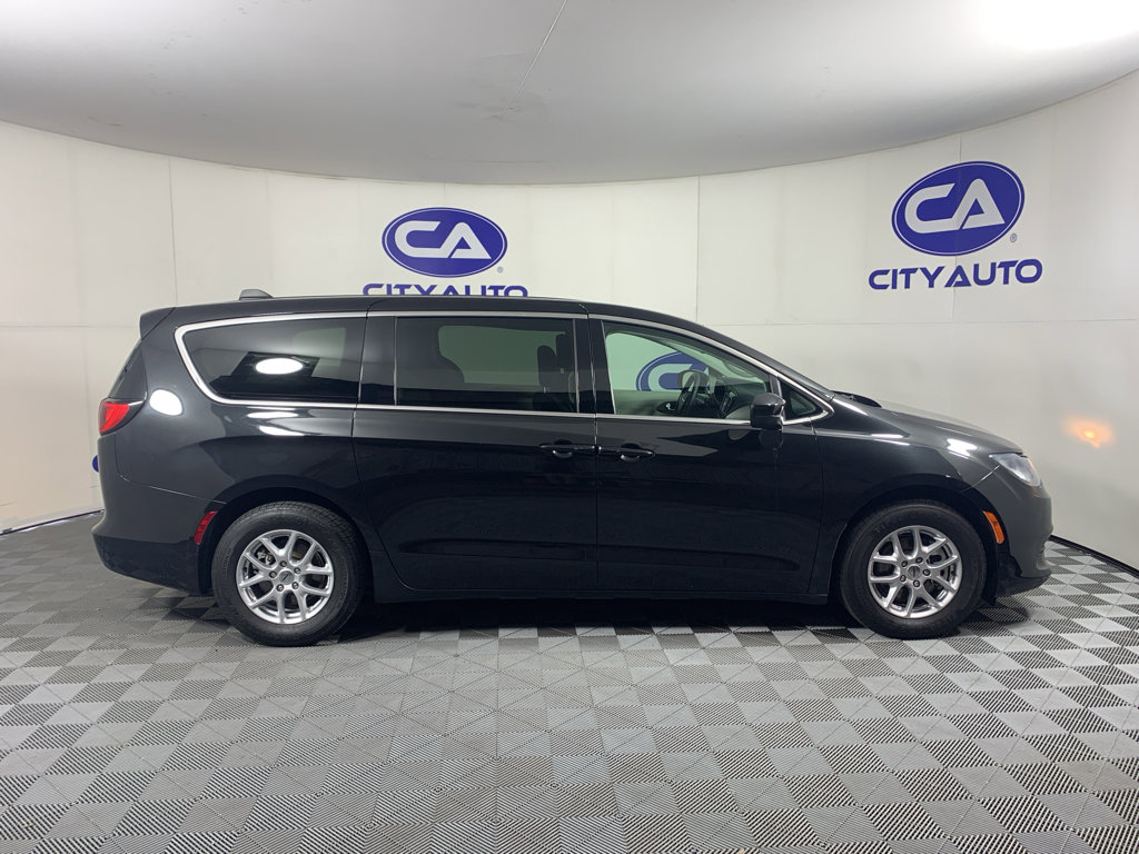 Used 2023 Chrysler Voyager LX FWD image 2
