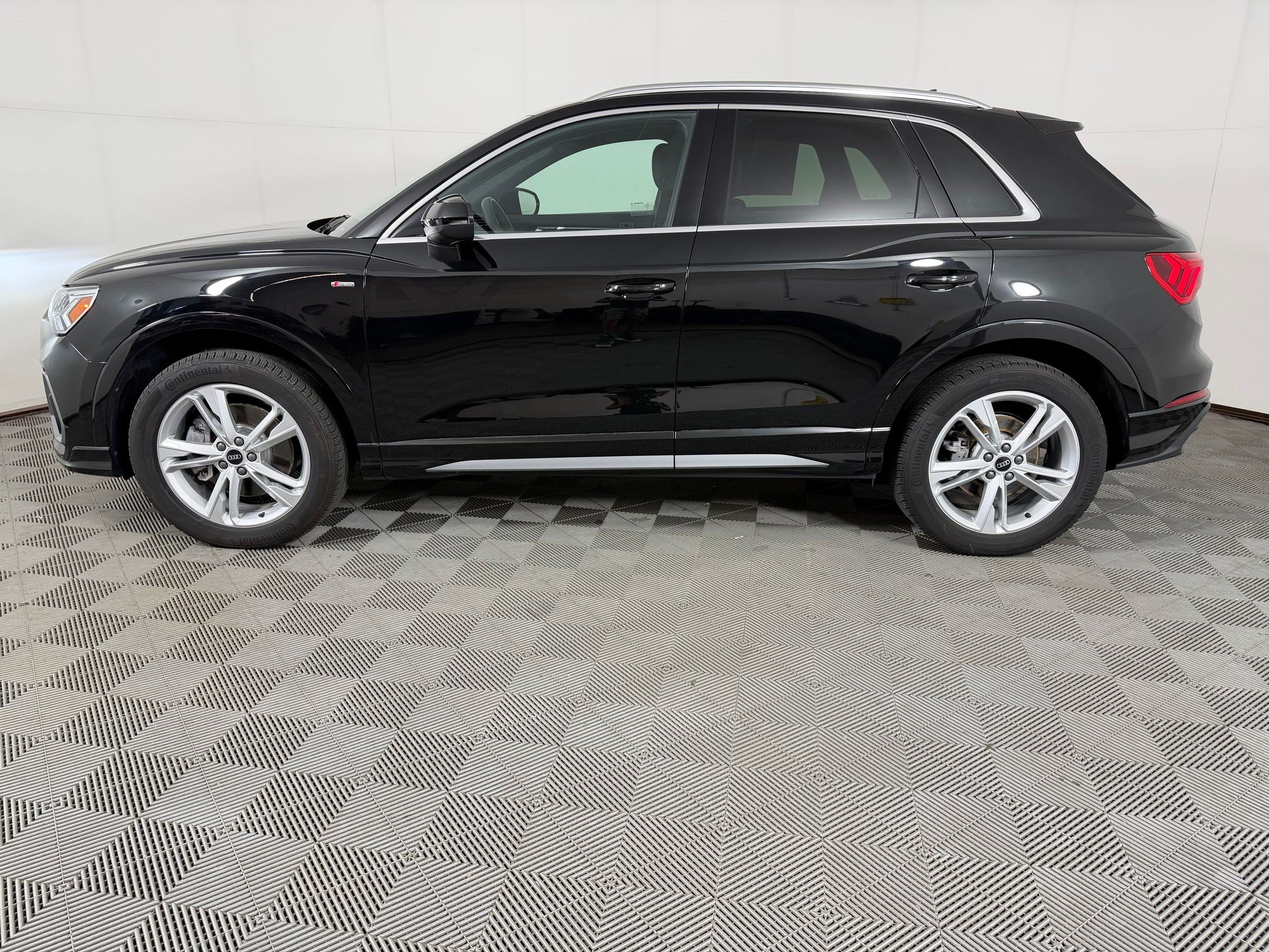 Used 2024 Audi Q3 2.0T Premium w/ Convenience Package AWD/4WD image 2