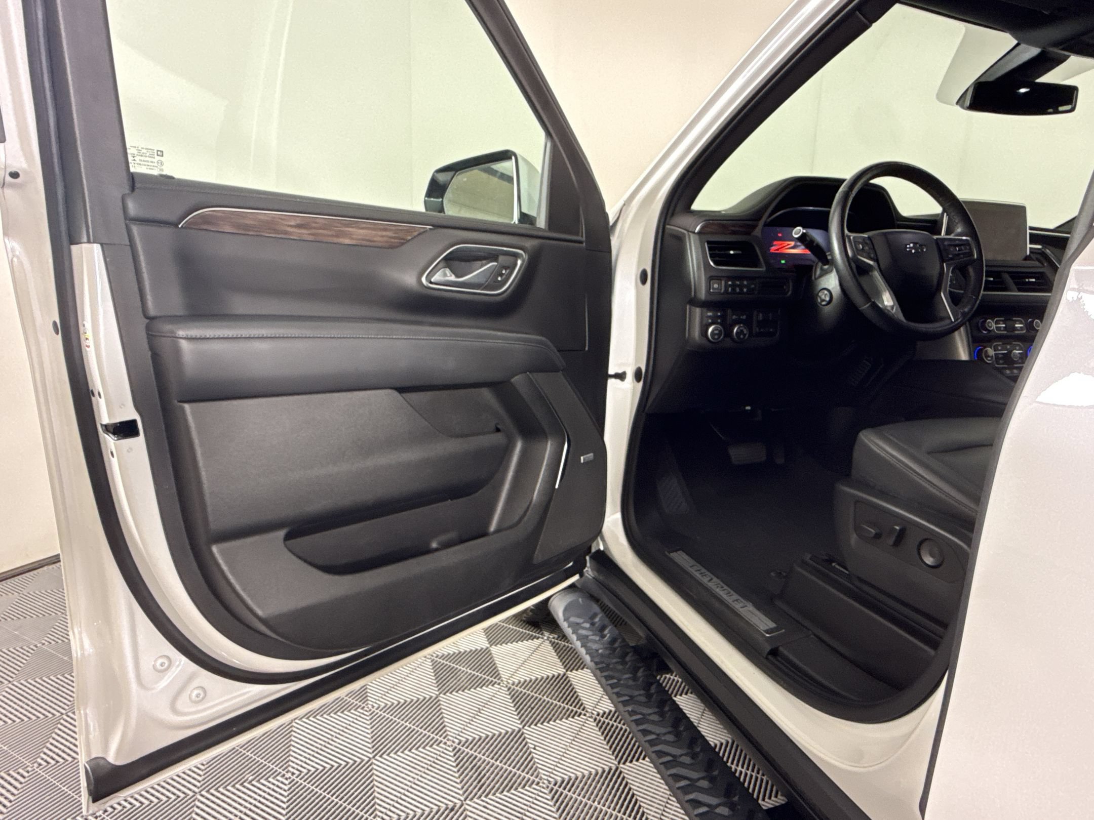 Used 2022 Chevrolet Tahoe Z71 w/ Z71 Off-Road Package AWD/4WD image 5