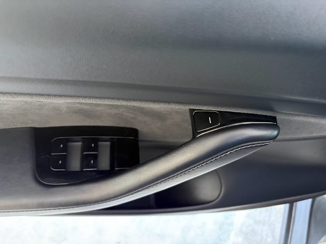 Used 2018 Tesla Model 3 Long Range RWD image 11