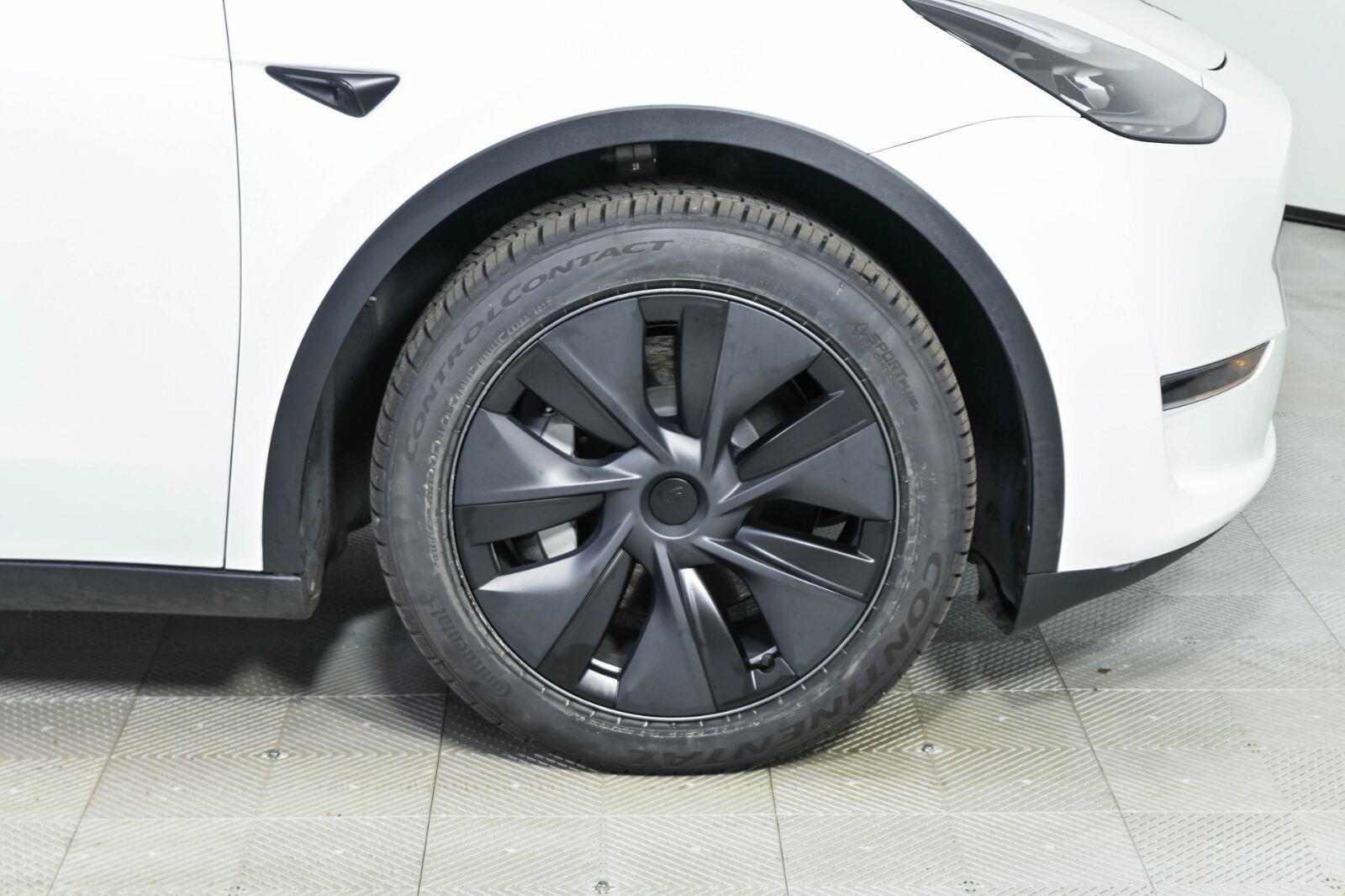 Used 2024 Tesla Model Y Long Range AWD/4WD image 36