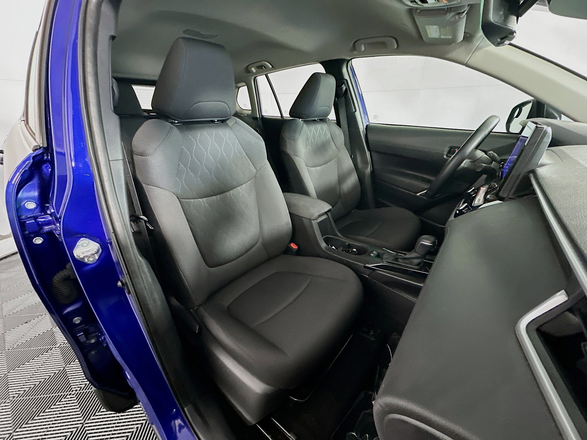 Used 2025 Toyota Corolla Cross LE image 28