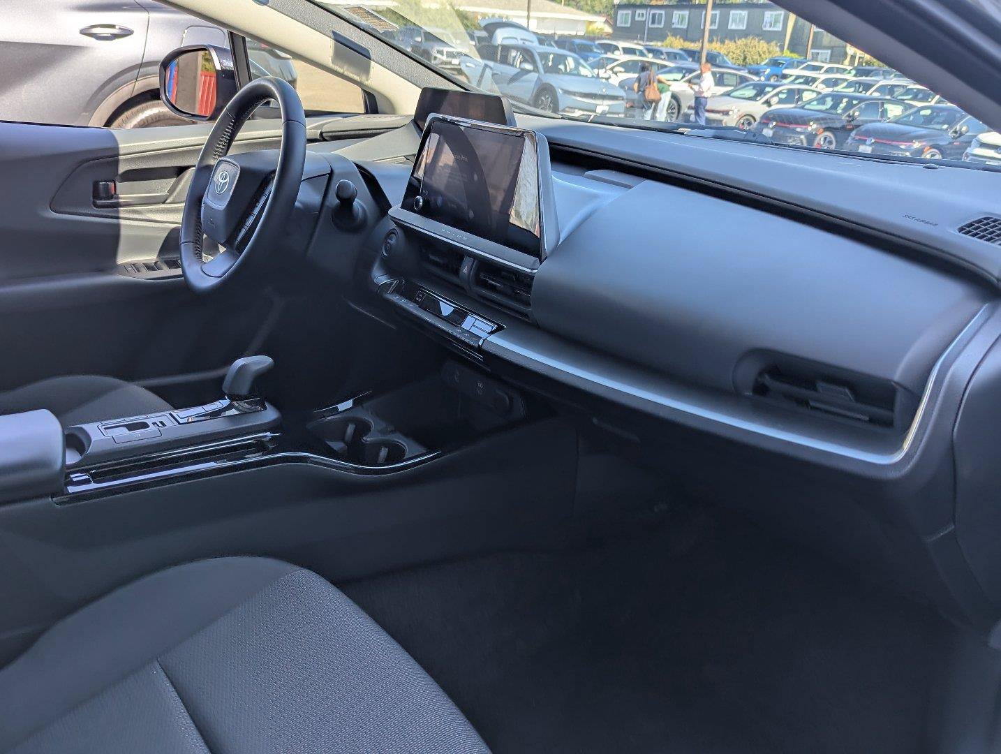 Used 2025 Toyota Prius LE FWD image 31