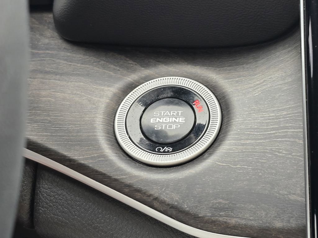 Used 2025 Jeep Grand Cherokee Limited w/ Luxury Tech Group II AWD/4WD image 38