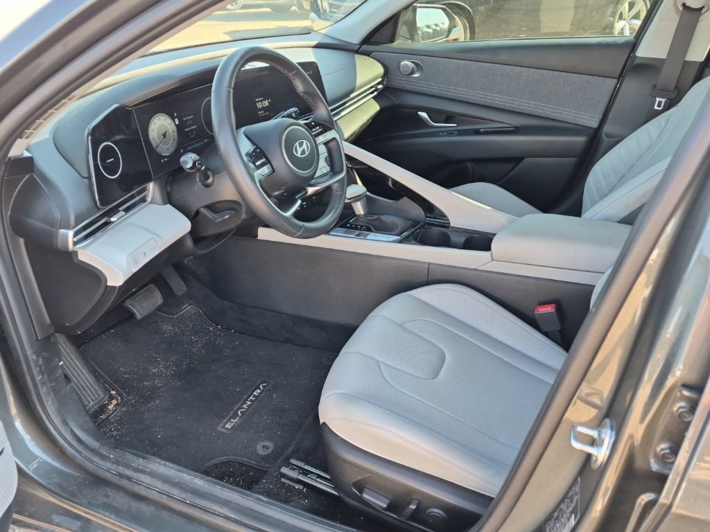 Used 2025 Hyundai Elantra Limited w/ Cargo Package FWD image 11