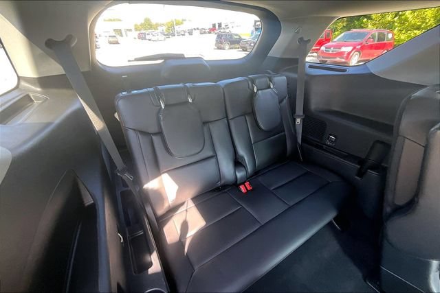Used 2024 Ford Explorer XLT w/ Equipment Group 202A AWD/4WD image 26