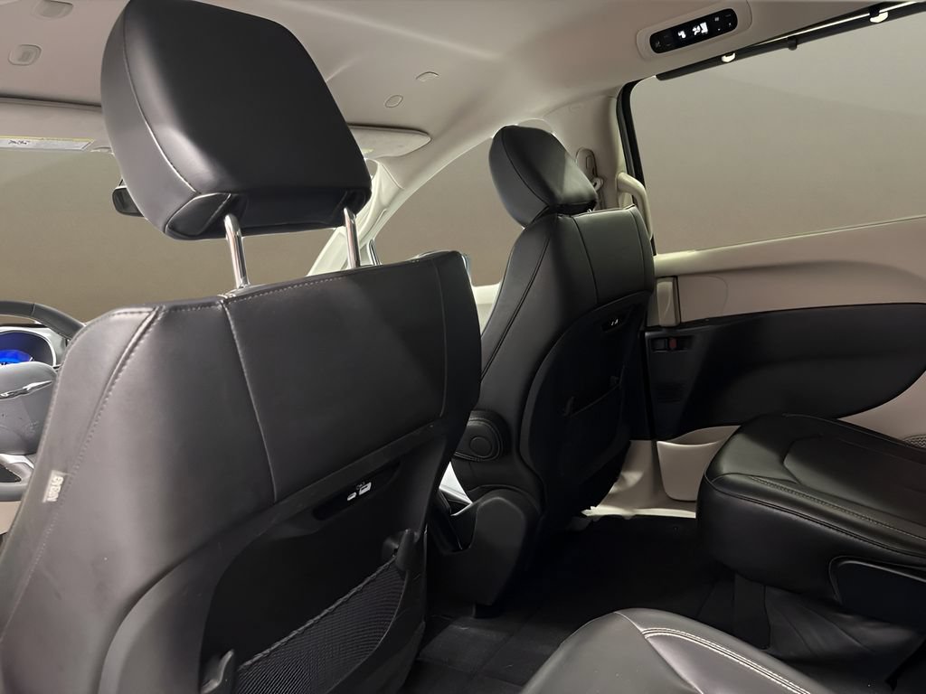 Used 2023 Chrysler Pacifica Touring-L FWD image 18