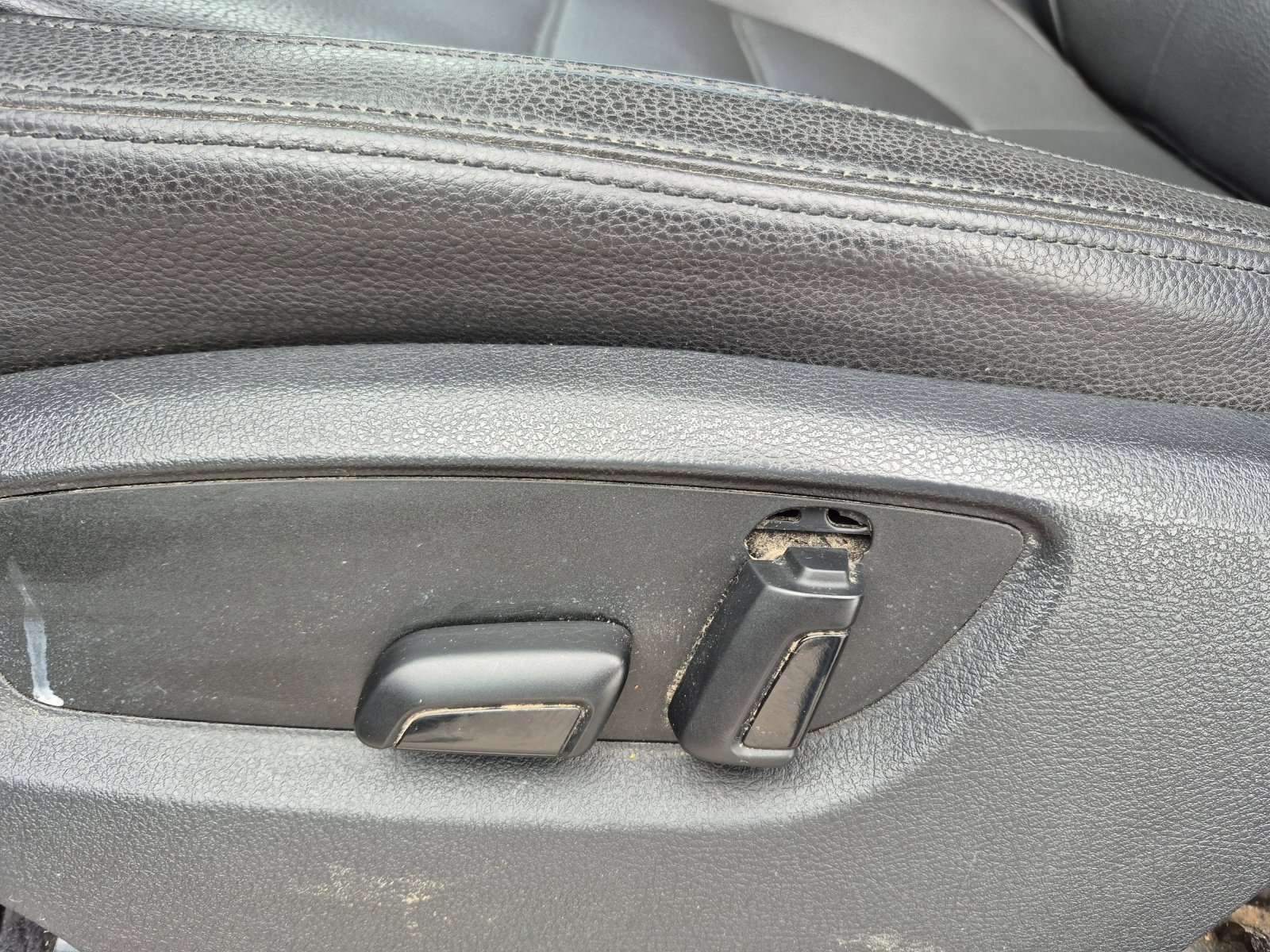 Used 2014 Volkswagen Touareg Sport image 15