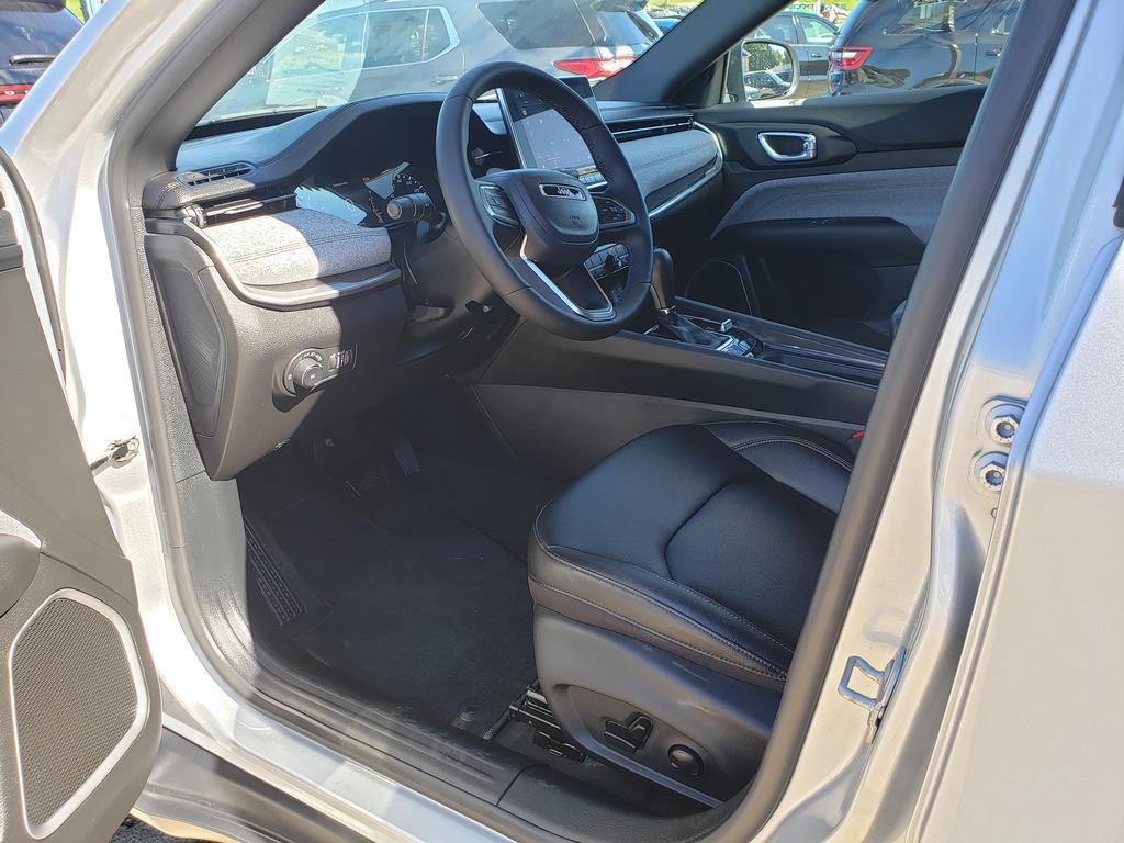 Used 2024 Jeep Compass Latitude AWD/4WD image 10