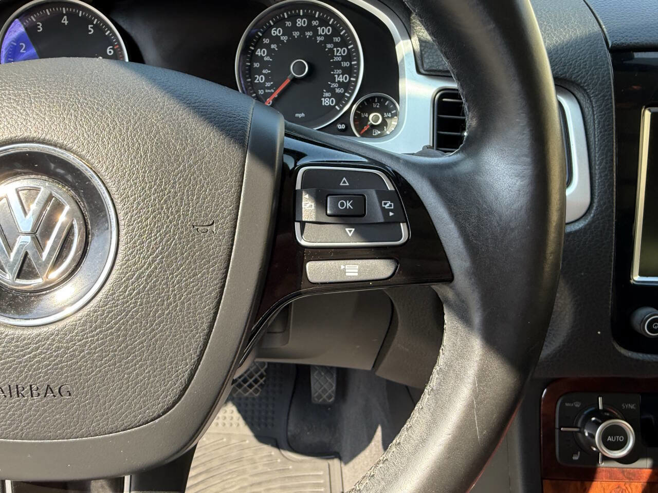 Used 2012 Volkswagen Touareg Sport image 33