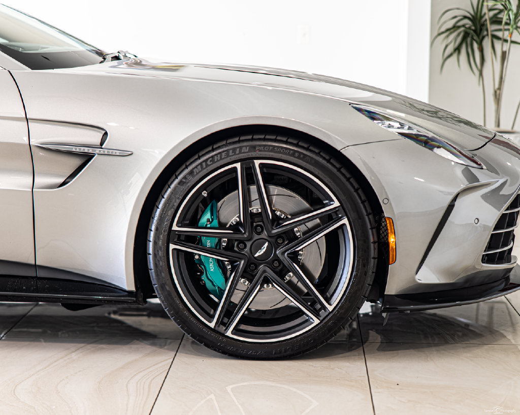 Used 2025 Aston Martin V8 Vantage Coupe RWD image 10