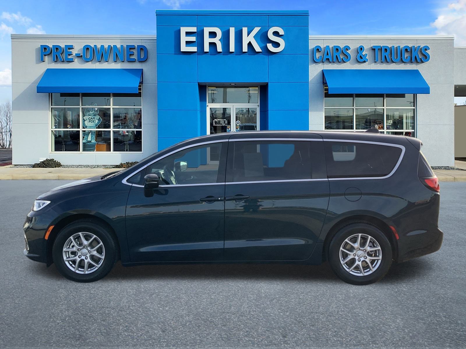 Used 2025 Chrysler Pacifica Select