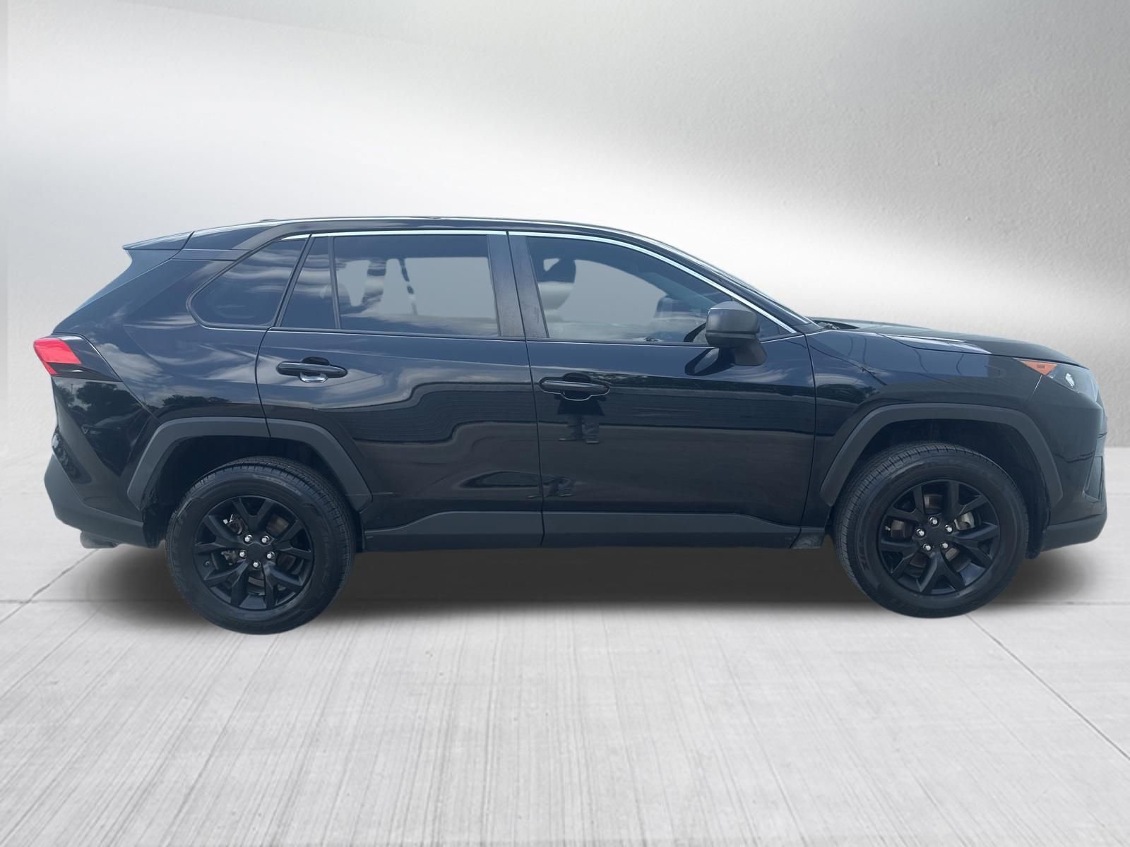 Used 2022 Toyota RAV4 LE FWD image 5