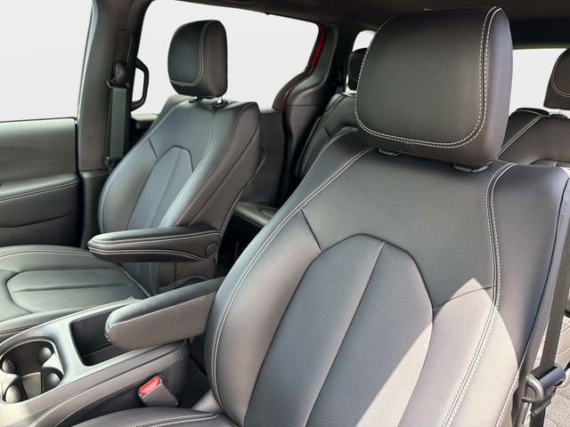 Used 2025 Chrysler Pacifica Select FWD image 18