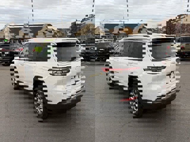 Used 2023 Jeep Grand Cherokee L Laredo image 8