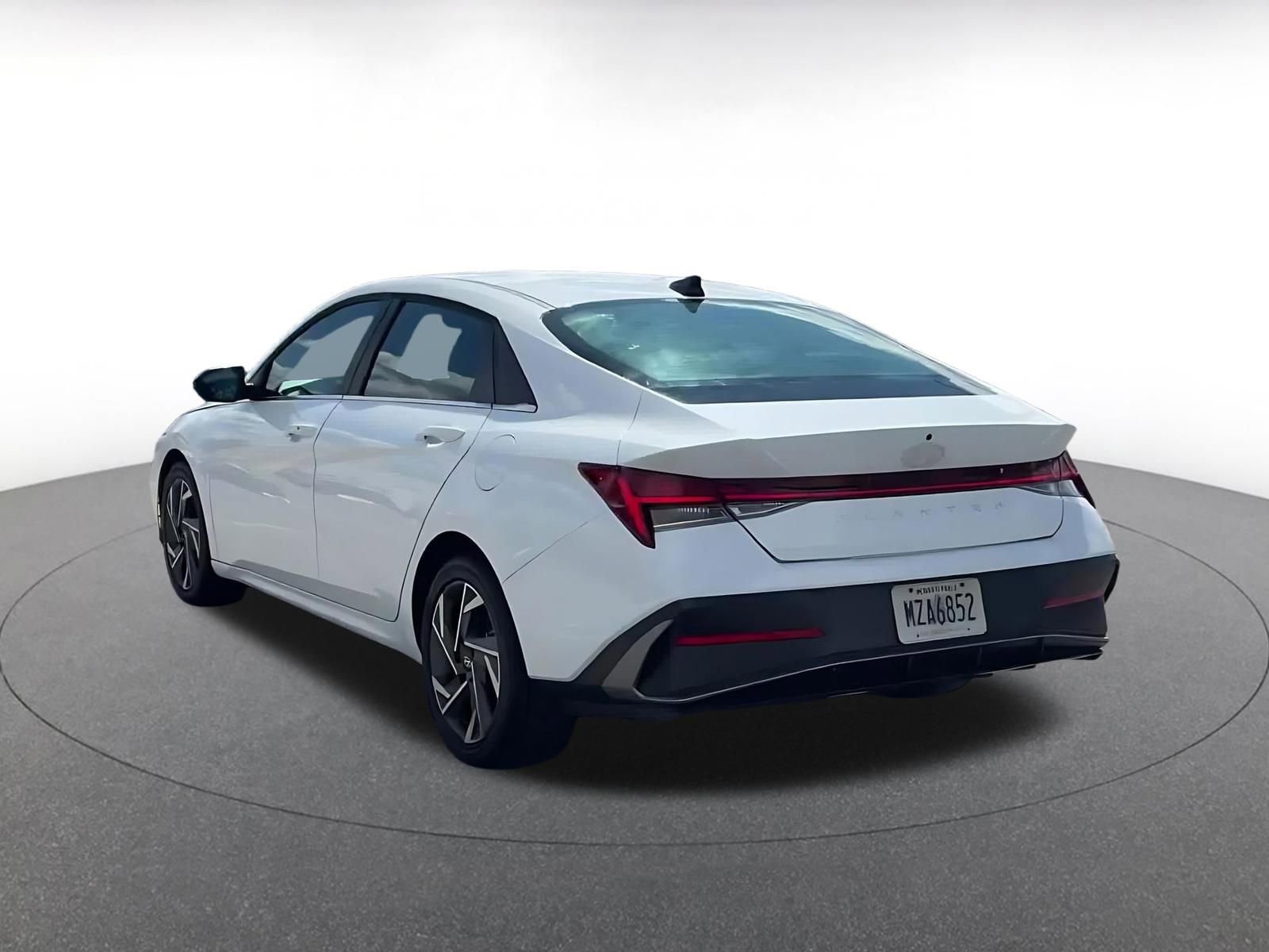 Used 2025 Hyundai Elantra SEL image 11