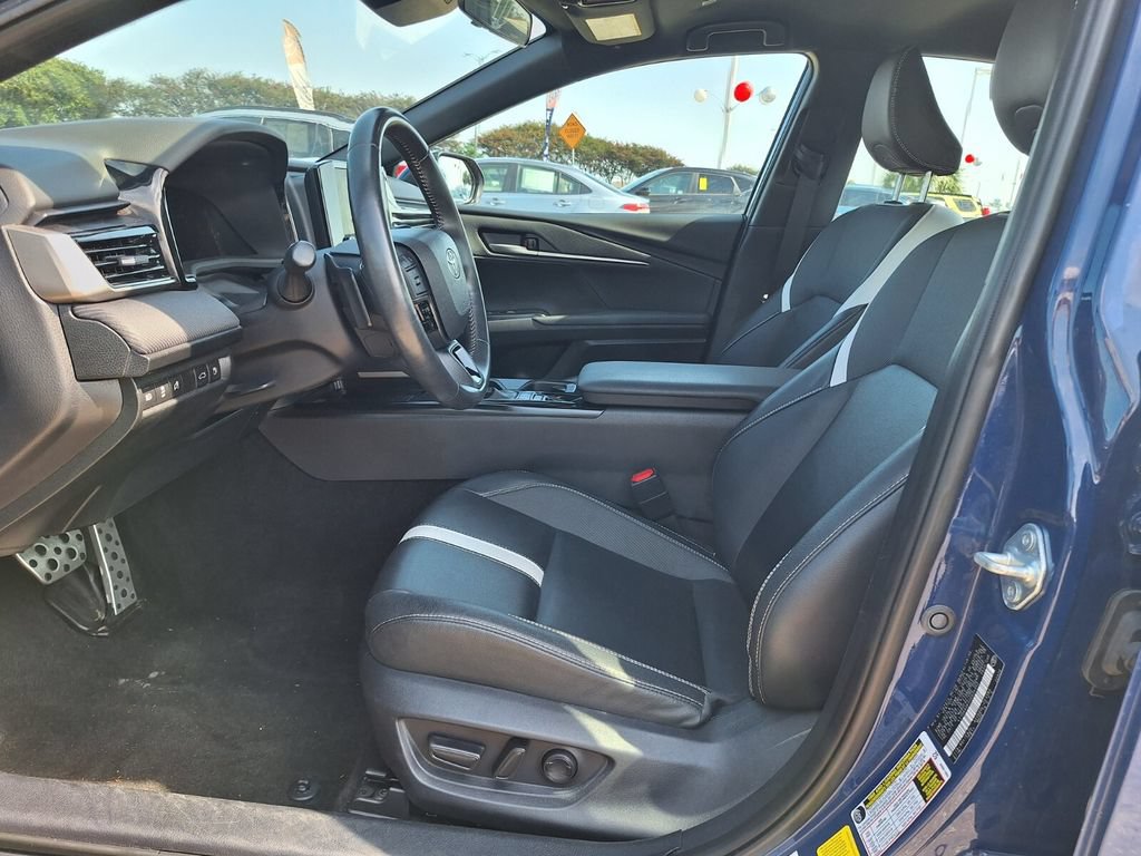 Used 2025 Toyota Camry SE FWD image 11