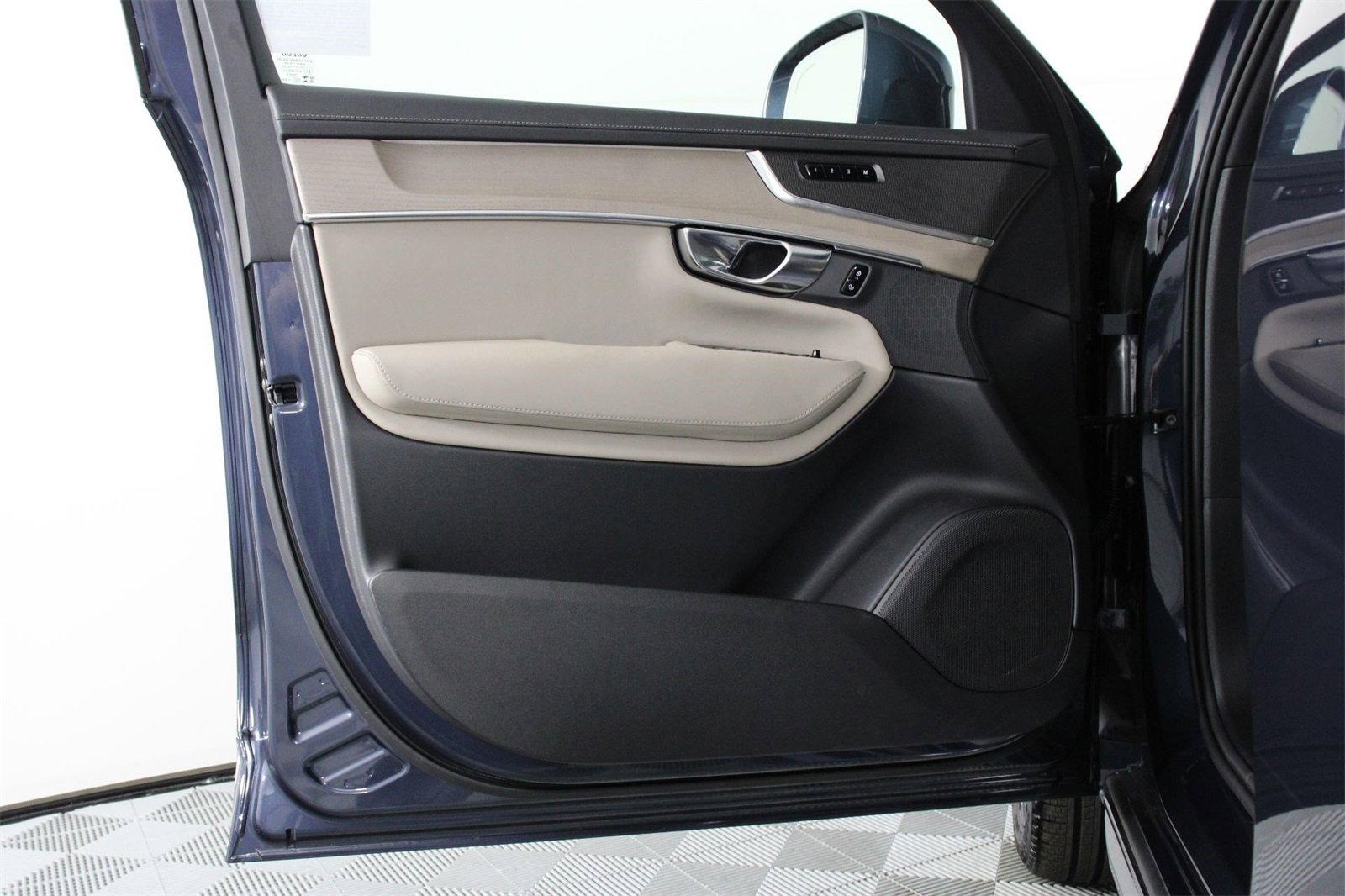 Certified 2025 Volvo XC90 B5 Core image 17