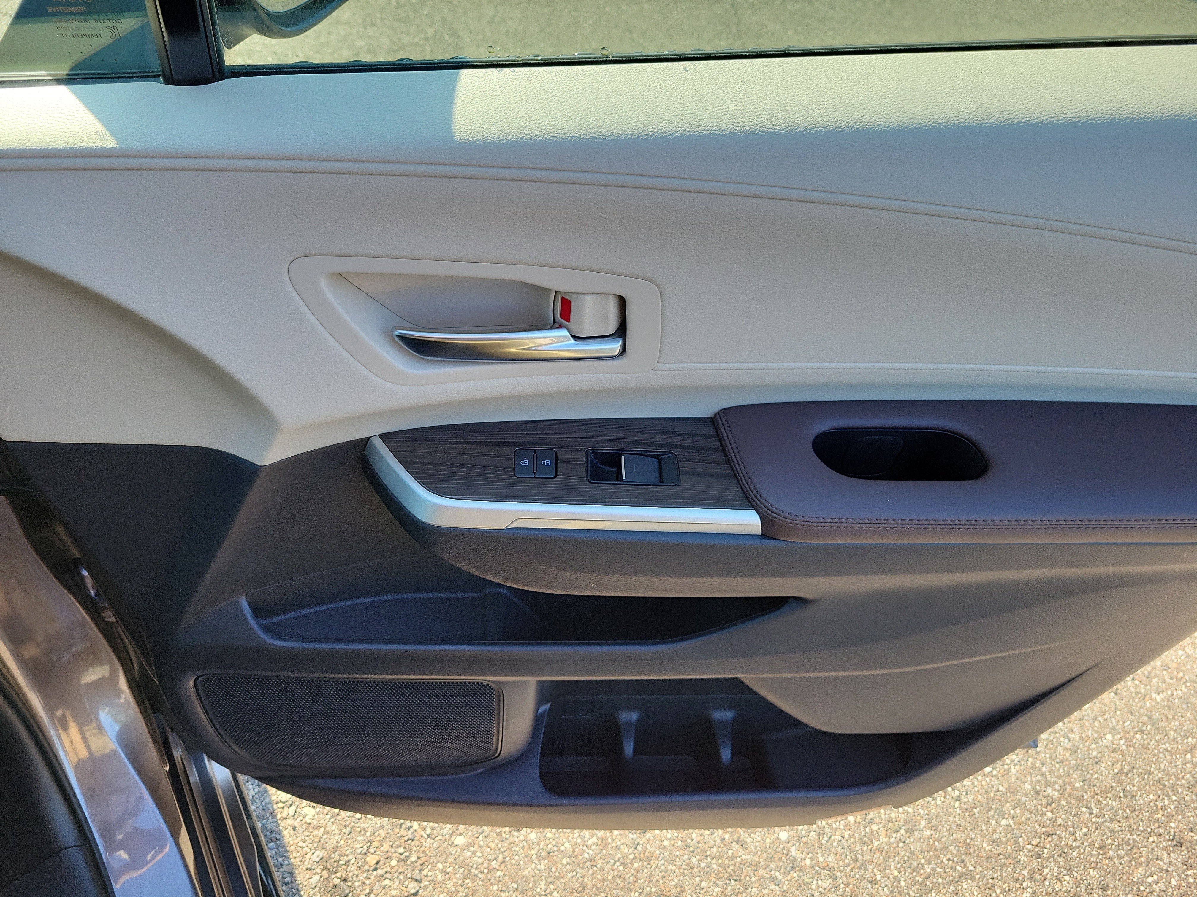 Used 2023 Toyota Sienna Platinum FWD image 10