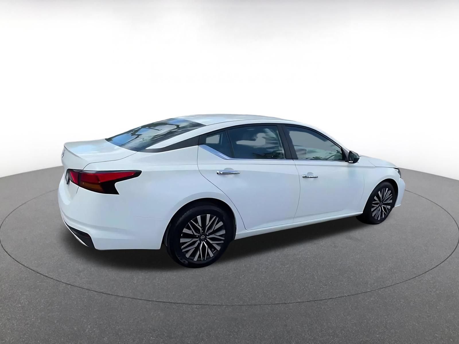 Used 2025 Nissan Altima 2.5 SV FWD image 15