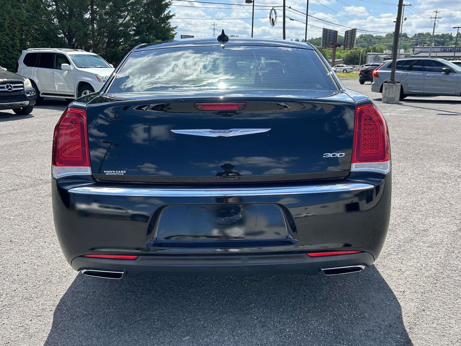Used 2017 Chrysler 300 Limited w/ Value Package RWD image 4
