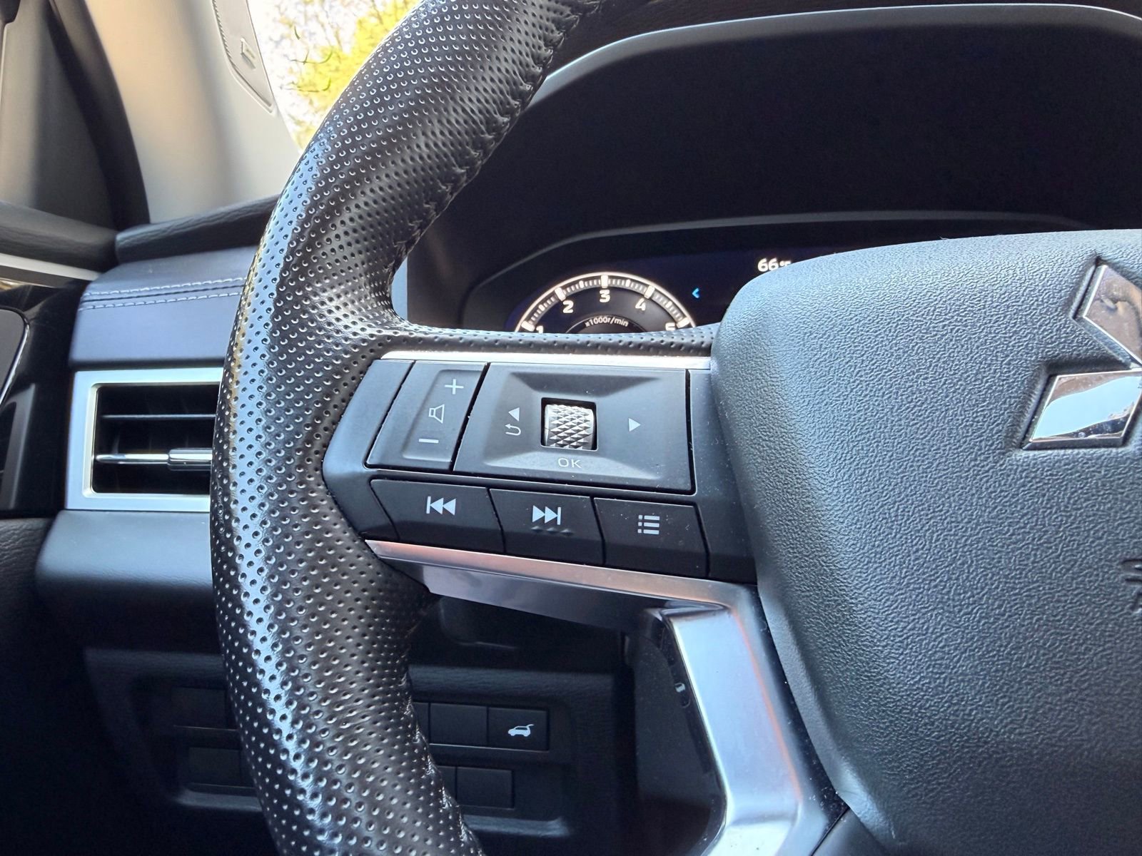 Used 2024 Mitsubishi Outlander AWD image 24