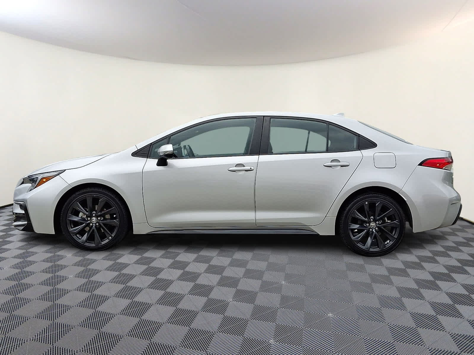 Used 2024 Toyota Corolla SE w/ SE Premium Package FWD image 9