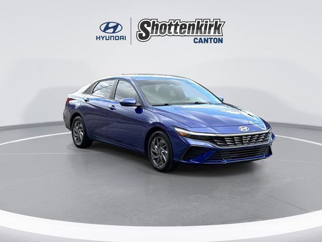 Used 2024 Hyundai Elantra SEL image 2
