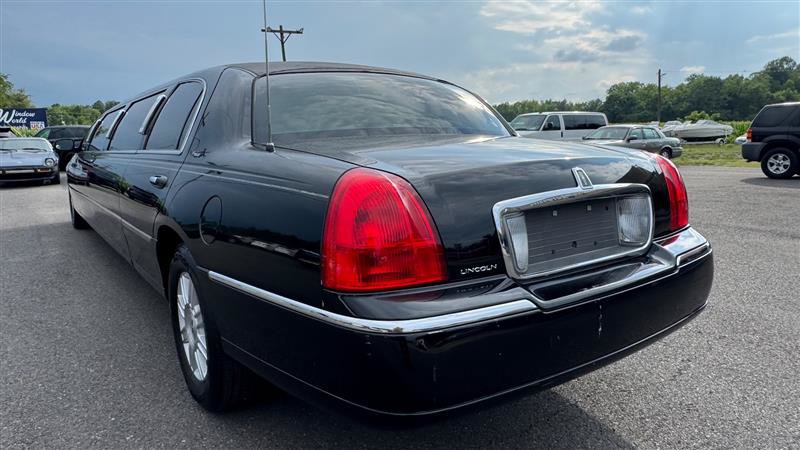 Used 2008 Lincoln Town Car Executive RWD image 23