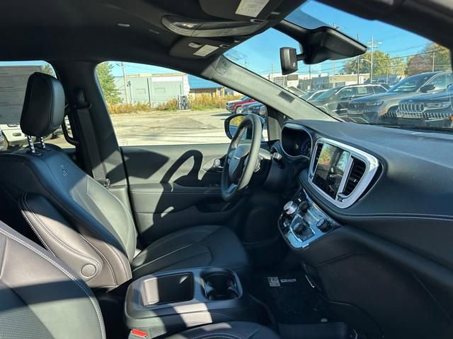 New 2026 Chrysler Pacifica Select image 31