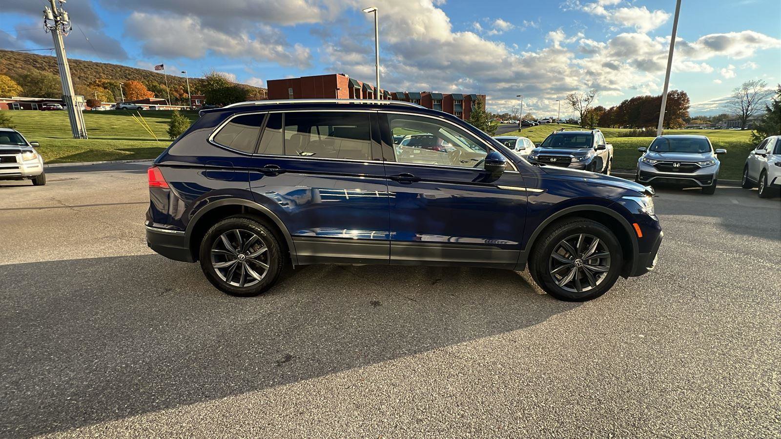 Used 2022 Volkswagen Tiguan SE image 3