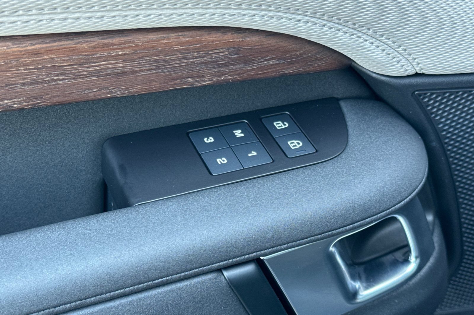 Certified 2023 Land Rover Discovery S R-Dynamic AWD/4WD image 11