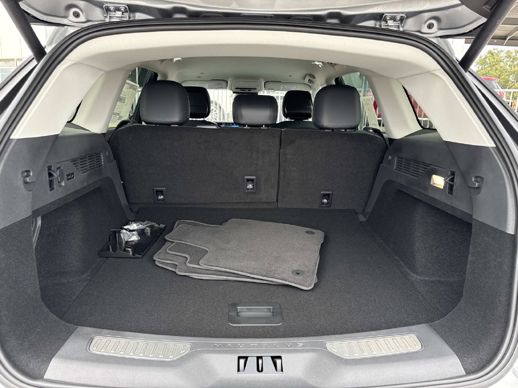 New 2026 Lincoln Nautilus Premier AWD/4WD image 11