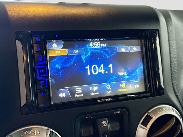 Used 2015 Jeep Wrangler Unlimited Rubicon w/ Connectivity Group image 15