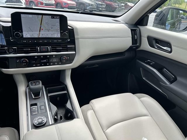 Used 2025 Nissan Pathfinder SL AWD/4WD image 18