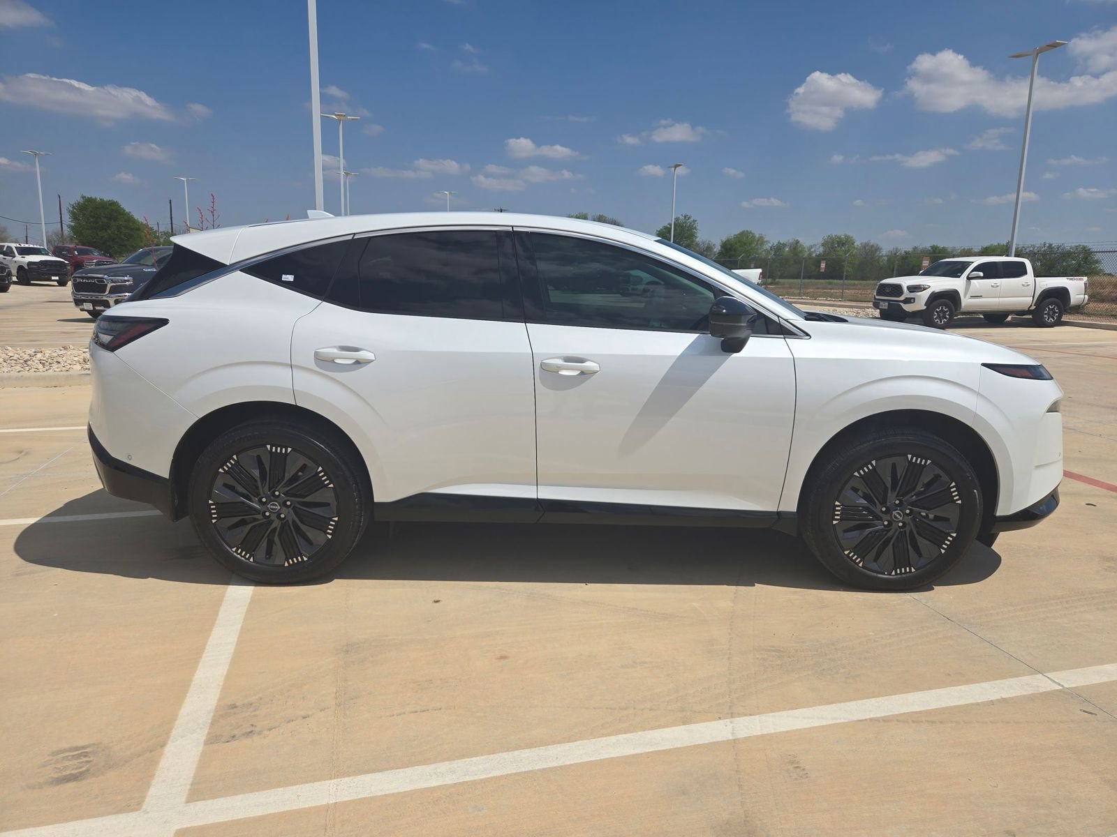 Used 2025 Nissan Murano Platinum w/ Cargo Package image 2