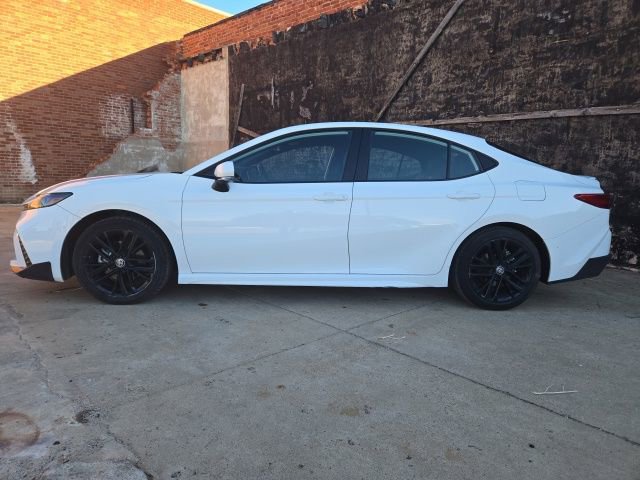 Used 2025 Toyota Camry SE image 4