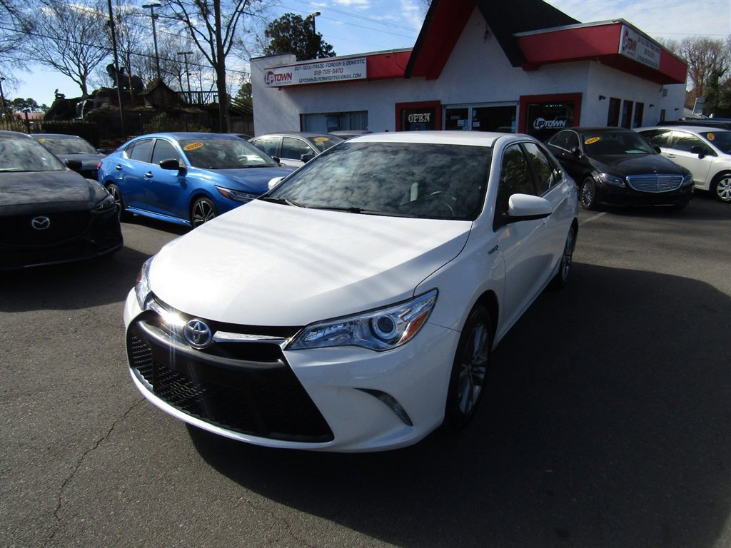 Used 2017 Toyota Camry SE image 1